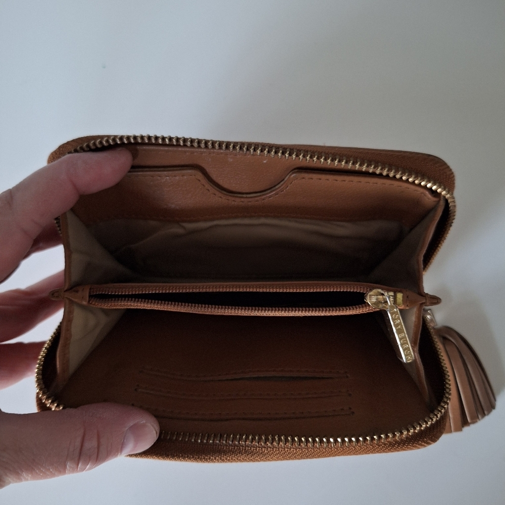 Tory Burch tan leather zip wallet/wristlet with a tassel - Picture 5 of 7